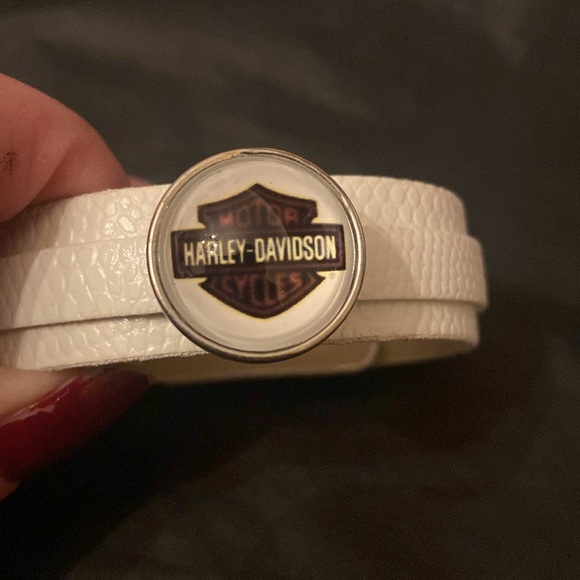 - HD Snap Button Leather Bracelet - Picture 2 of 7